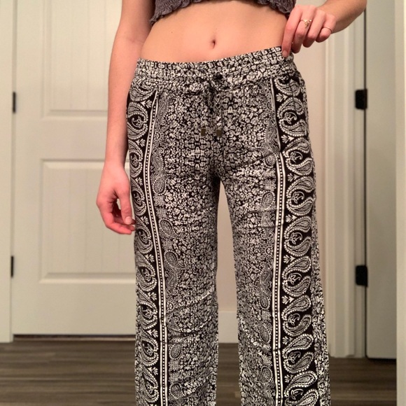 Flowy Drawstring Pants 🖤 - Picture 2 of 5